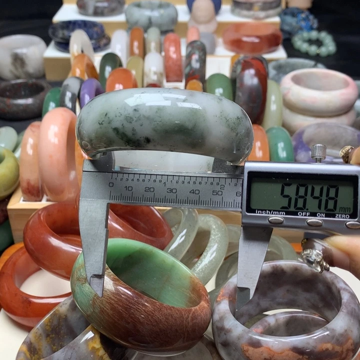 未镶嵌手镯石英质玉