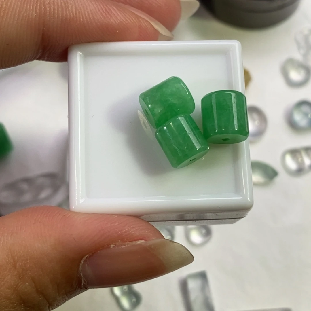 翡翠未镶嵌挂件桶珠多样性发其一