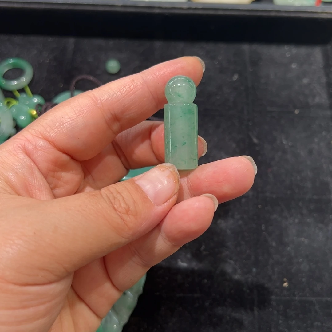 石英质玉（非洲翠）未镶嵌颈饰
