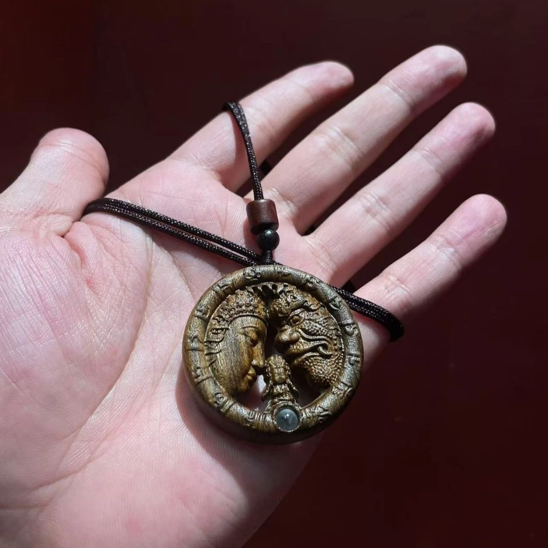 沉香木一念之间-镶嵌投影越南木挂件镂空透雕