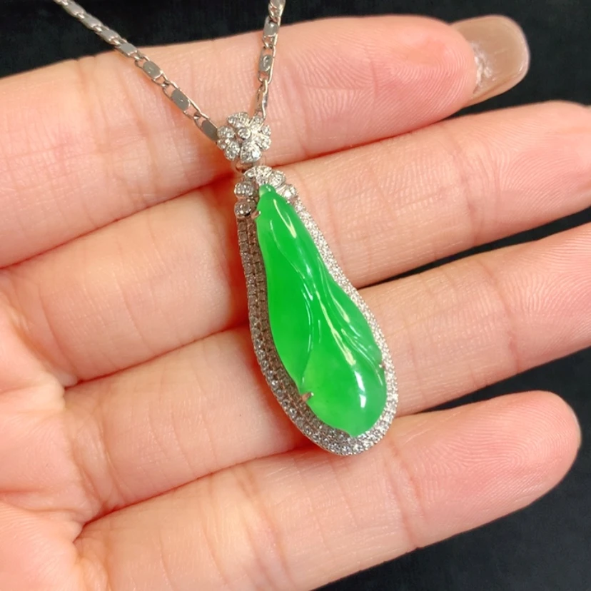 【闪购商品】颈饰18K金镶嵌翡翠兰花