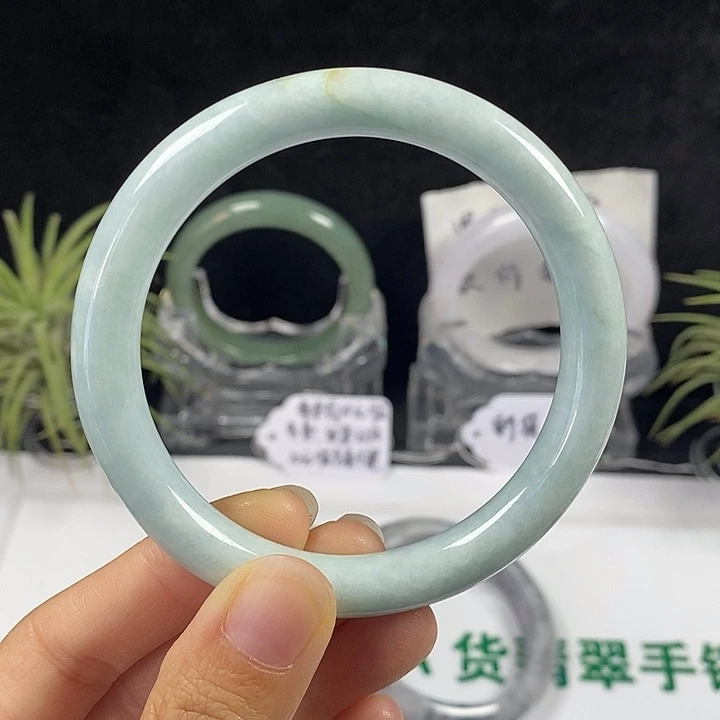 未镶嵌手镯翡翠19号。 58.8圈