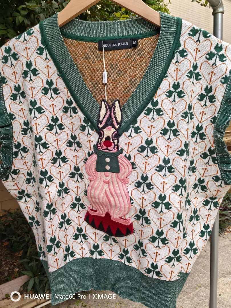 木耳边兔子款针织背心