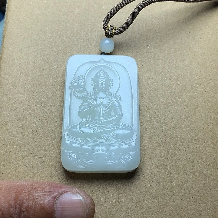 任***少和田玉未镶嵌颈饰