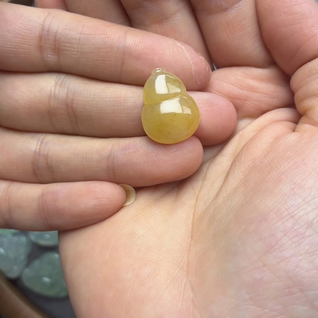 颈饰未镶嵌翡翠大黄翡葫芦