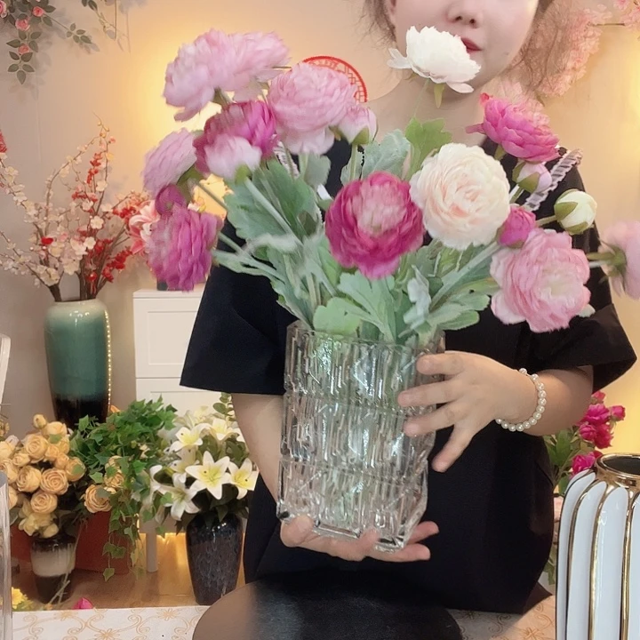 露，莲花六枝加上水晶玻璃瓶。
