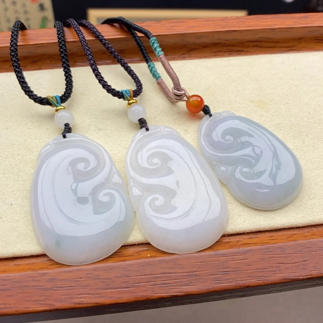 翡翠未镶嵌颈饰发其一