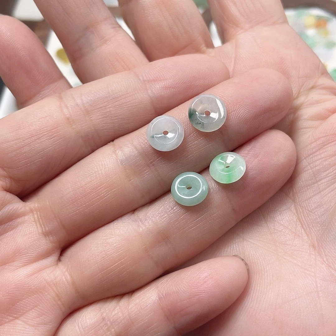 M****翡翠未镶嵌颈饰小扣子