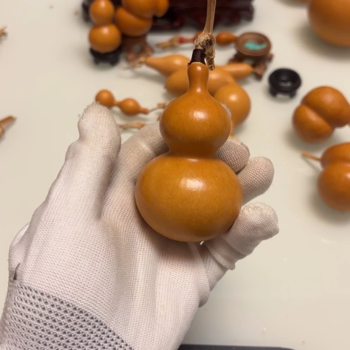 ****童天然手捻老皮的葫芦