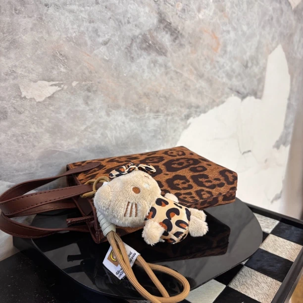 带小猫挂饰豹纹包包BB138