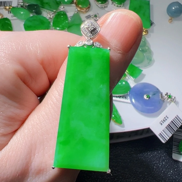 颈饰18K金镶嵌翡翠