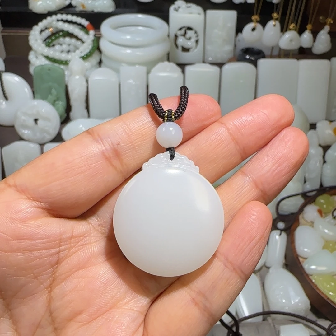 何***禾和田玉未镶嵌颈饰