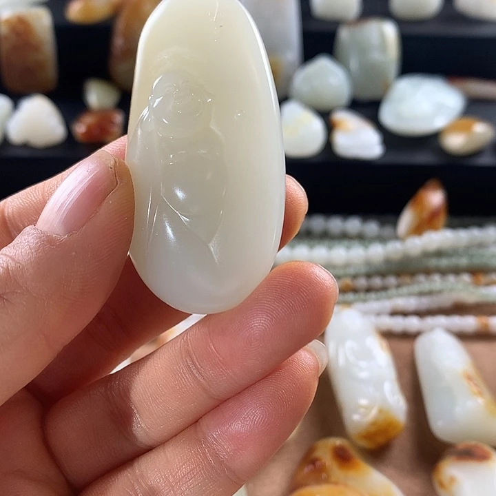 木***風和田玉未镶嵌颈饰笑口常开