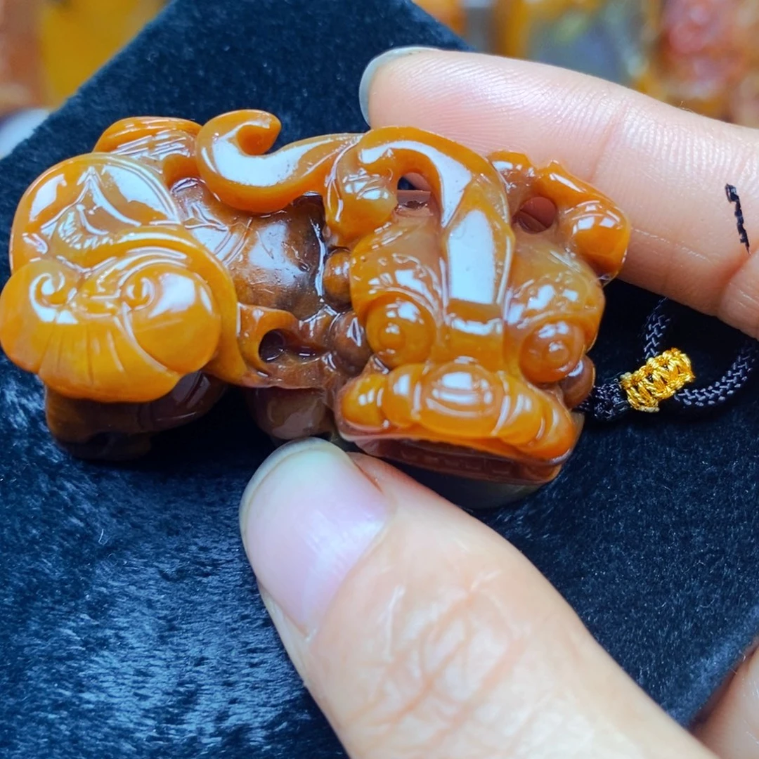 未镶嵌石英质玉（黄龙玉）颈饰