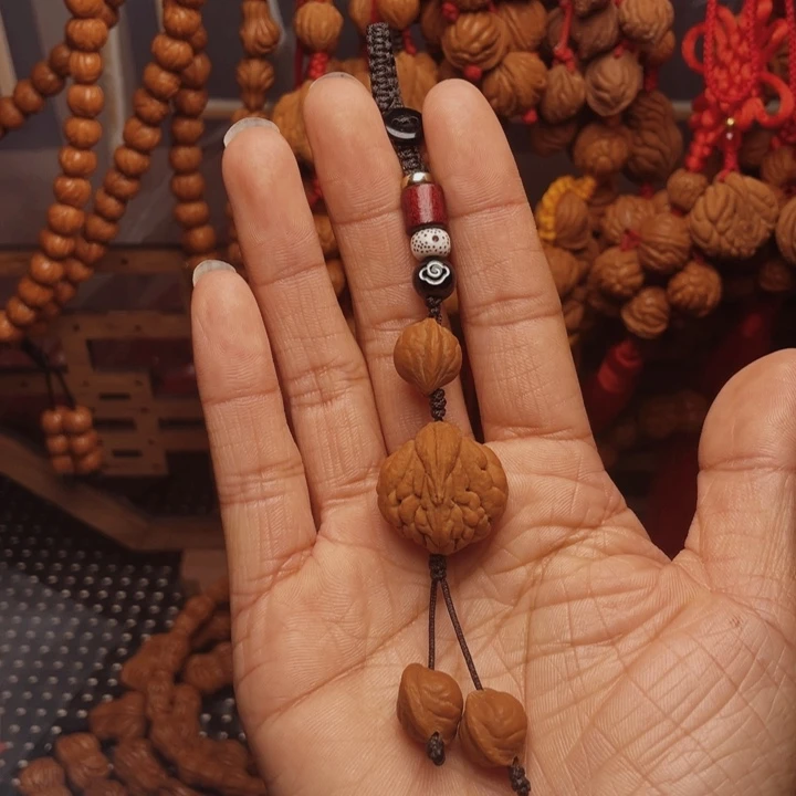 木质类龙纹桃枭挂件