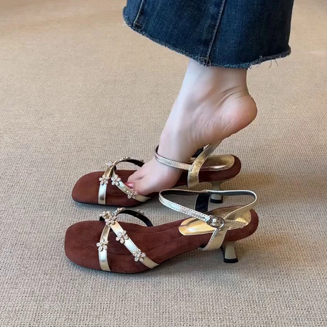羊皮版~气质法式复古方头水钻花朵一字带露趾凉鞋百搭气质高跟鞋
