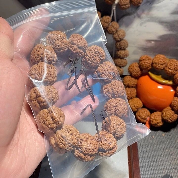 青***著金刚菩提吊坠梅花