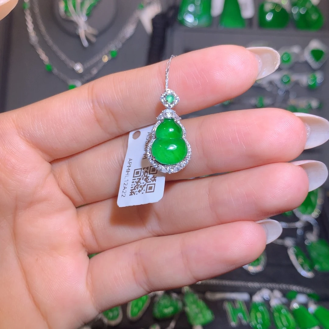 颈饰18K金镶嵌翡翠葫芦