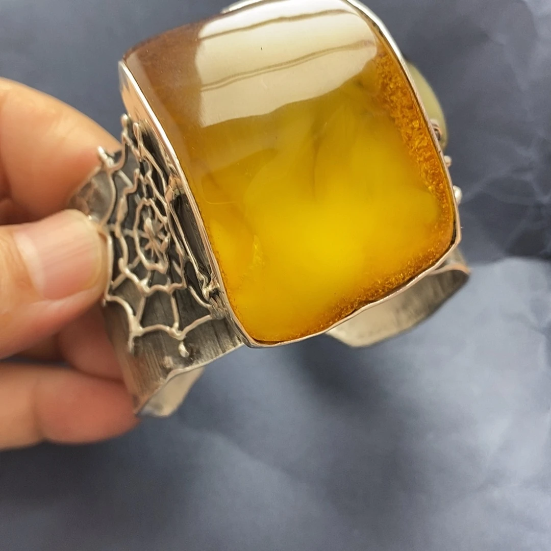 余****琥珀未镶嵌裸石手镯