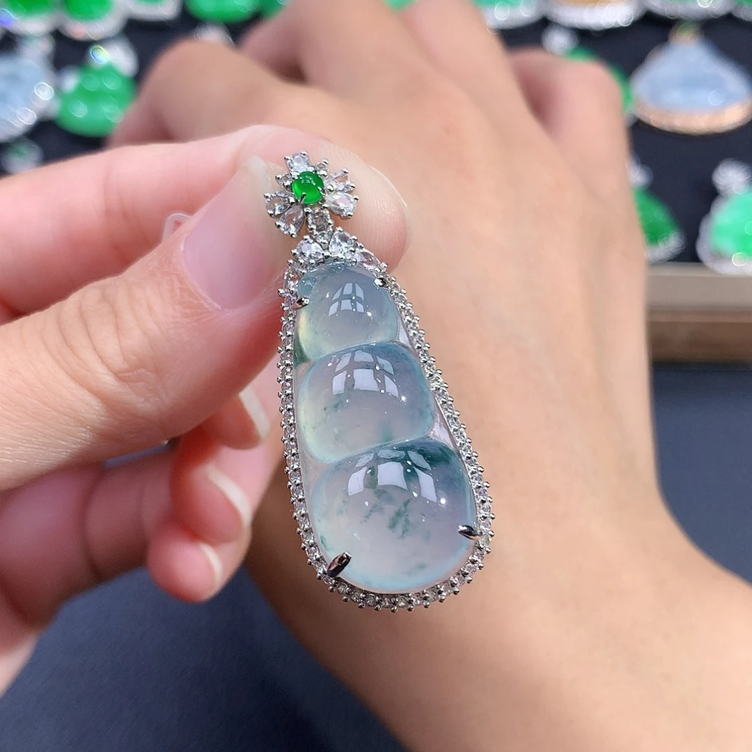 翡翠18K金镶嵌颈饰