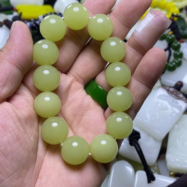 .***图和田玉未镶嵌颈饰