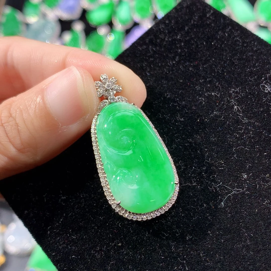 翡翠18K金镶嵌颈饰