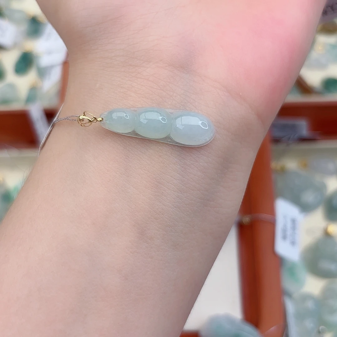 翡翠18K金镶嵌颈饰小*鸽豆子