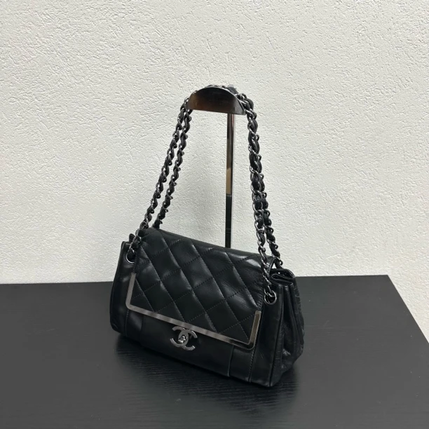 95新 Chanel/香奈儿 全黑银杆翻盖链条单肩包 底长26 11开 124231
