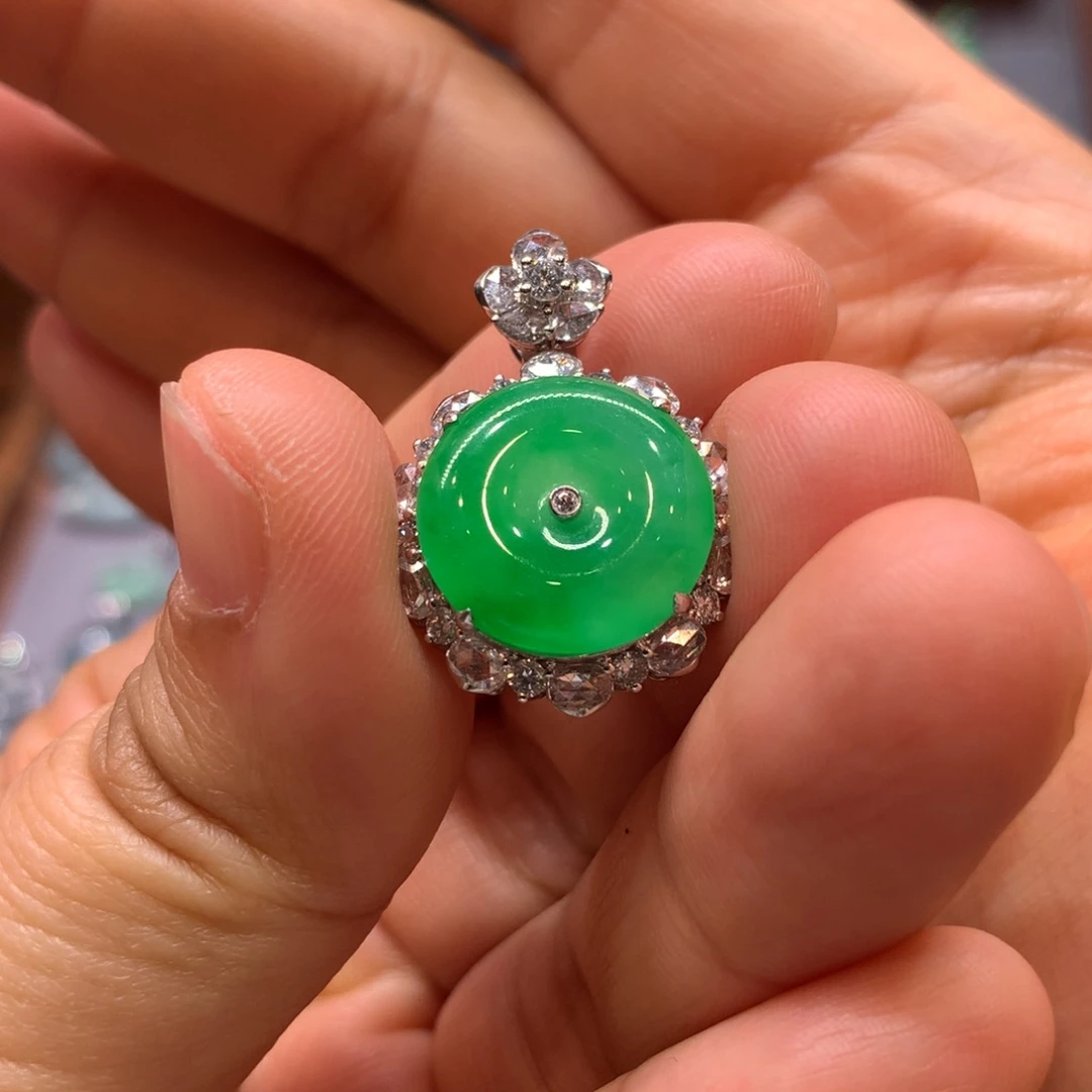 翡翠颈饰18K金镶嵌吊坠