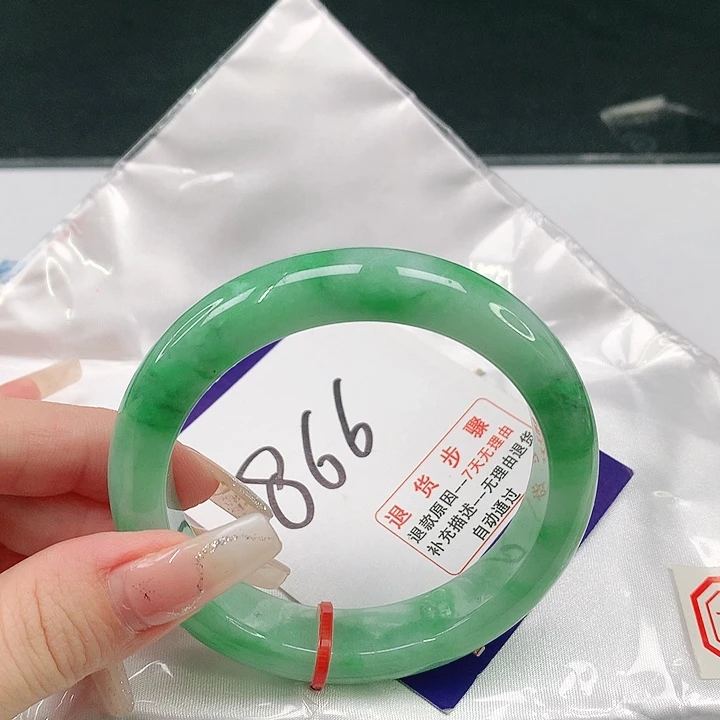 翡翠手镯未镶嵌翡翠手镯