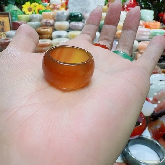 玛瑙/玉髓戒指未镶嵌金****。