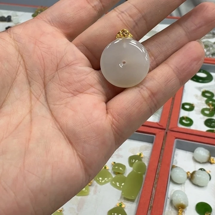 和田玉18K金镶嵌颈饰