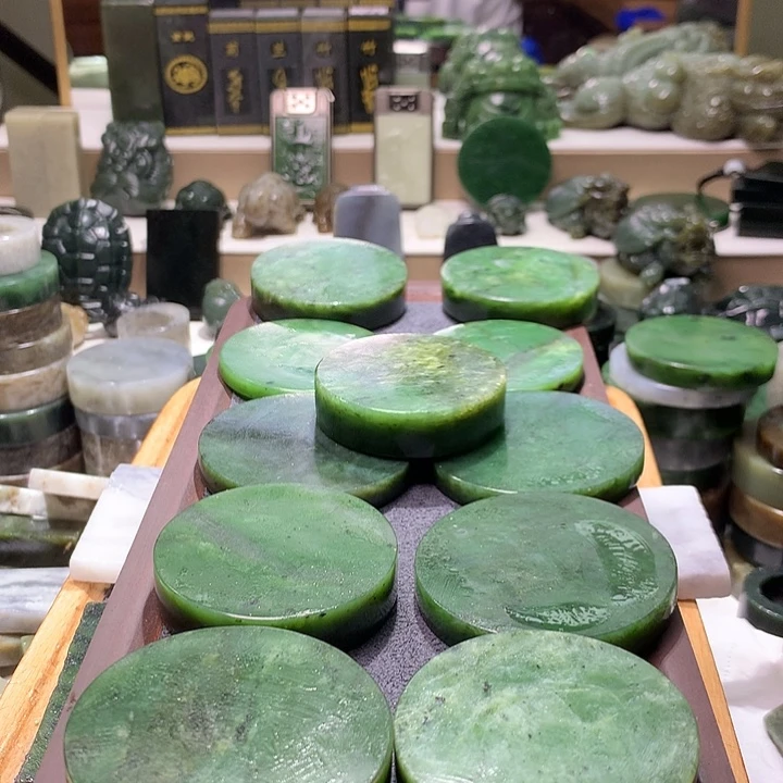 大***虎和田玉未镶嵌珠宝半成品