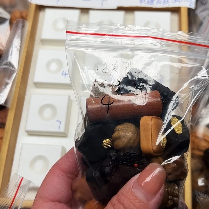 ᰔ****大叶紫檀（黑酸枝木类）