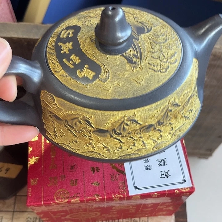 茶壶紫砂原矿泥料手工制作的一把紫砂壶。