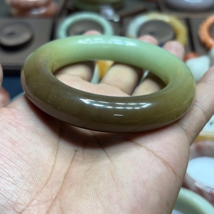 燕***Z石英质玉未镶嵌手镯