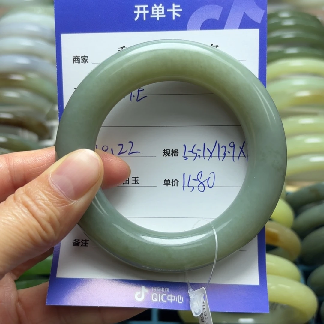藏***里和田玉未镶嵌颈饰