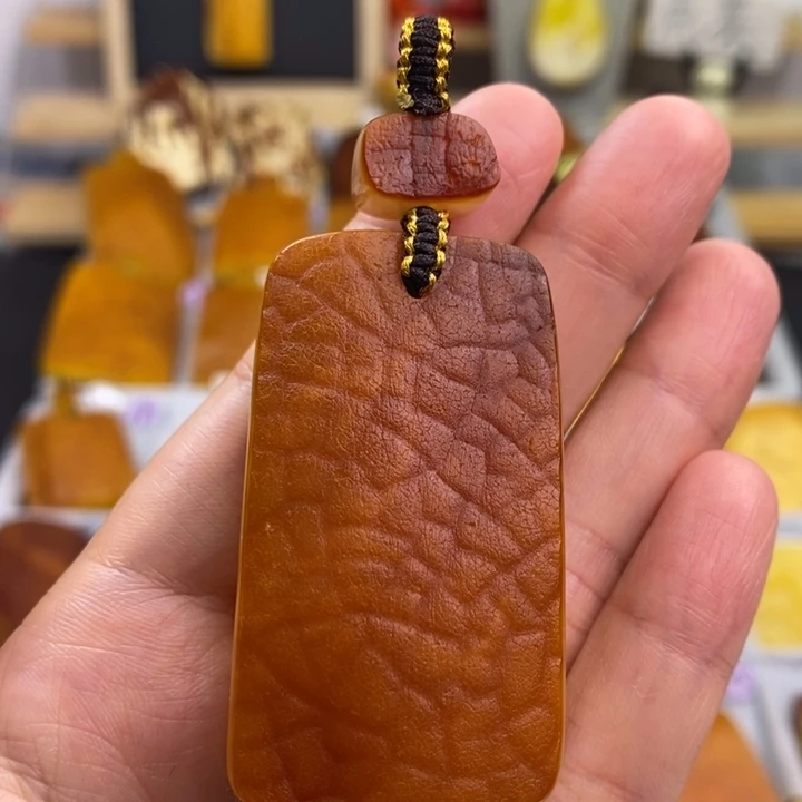 定制琥珀未镶嵌枣红皮荔枝纹原石切牌