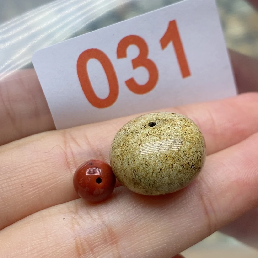 何***着南红玛瑙未镶嵌珠宝奇石