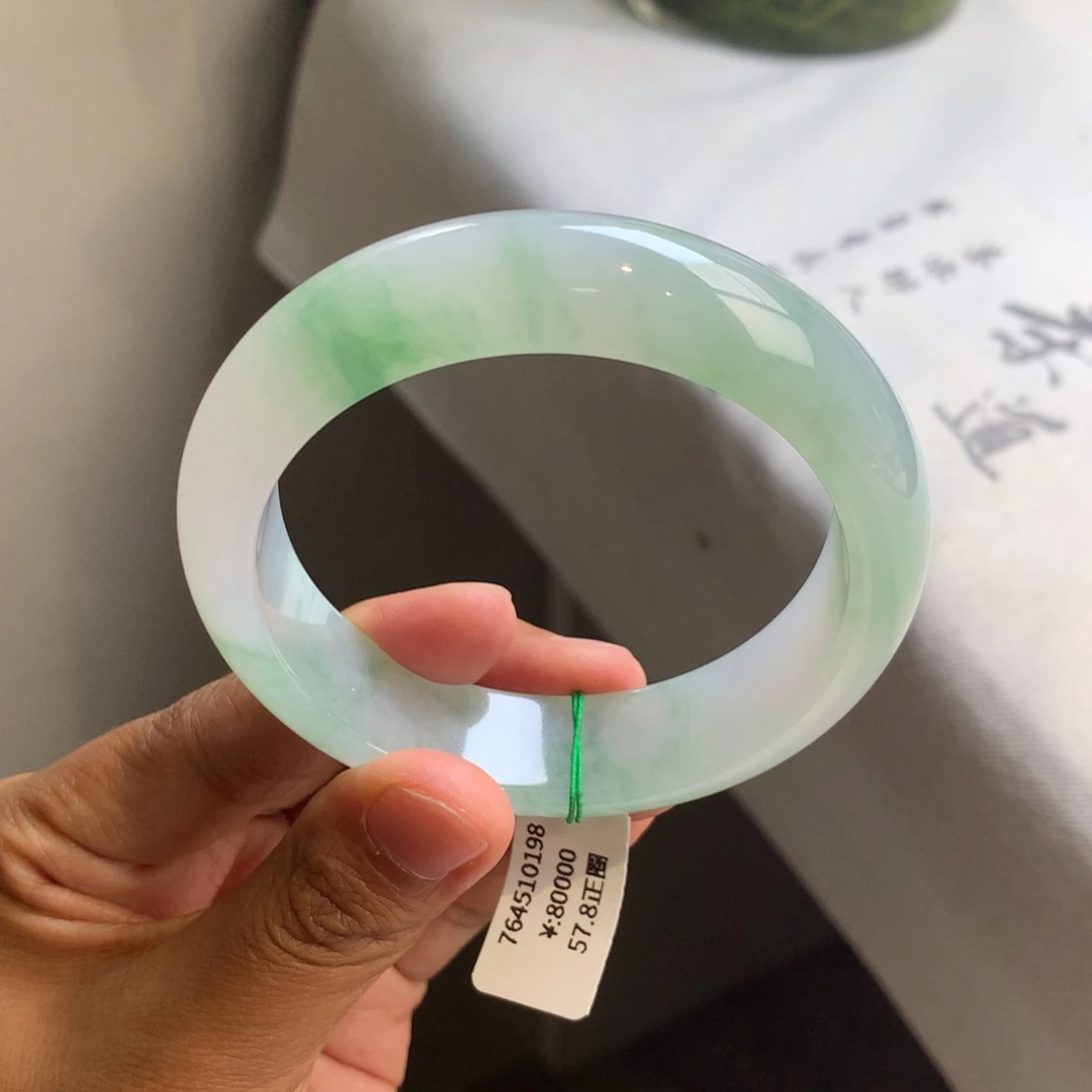翡翠手镯未镶嵌一手-浅绿飘花手镯（勿拍实价88000）