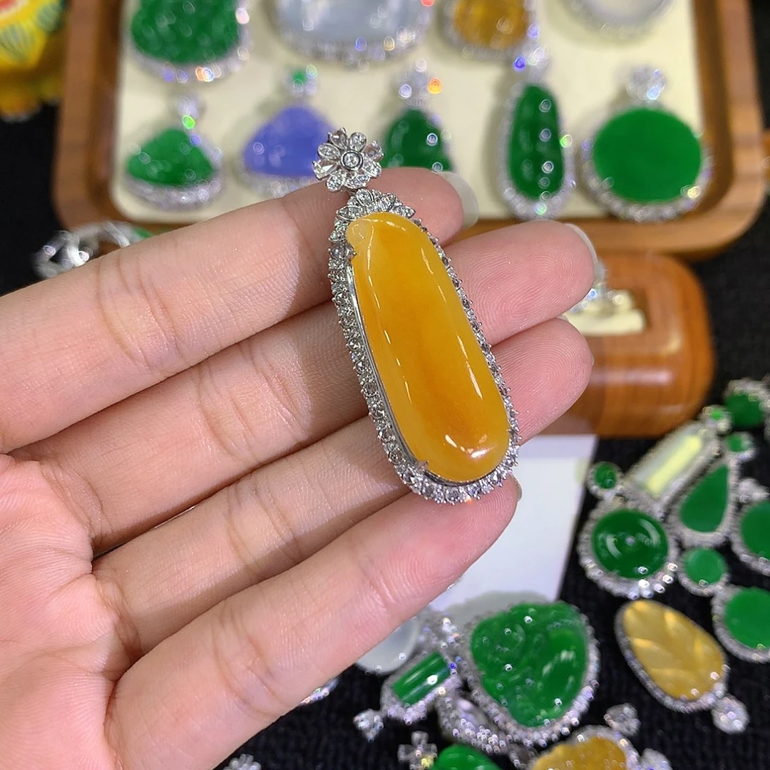 翡翠18K金镶嵌颈饰8888888