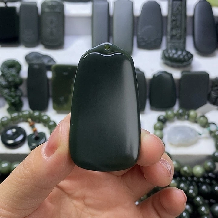 和田玉（青玉）未镶嵌珠宝奇石