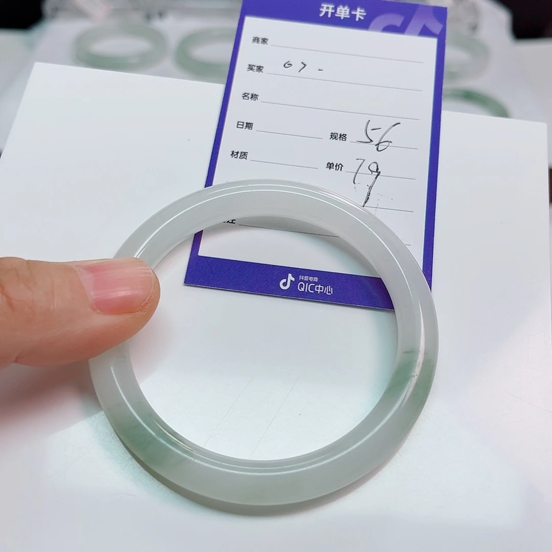 ο***o未镶嵌手镯石英质玉