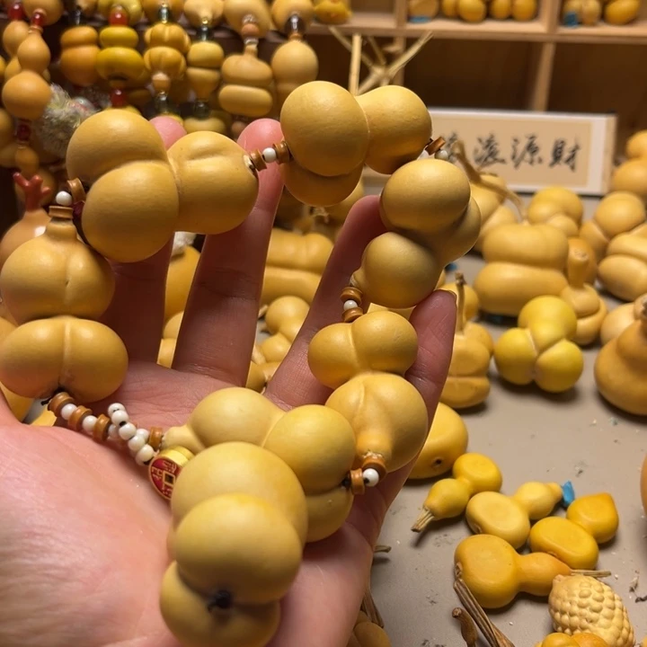金蟾手持葫芦葫芦