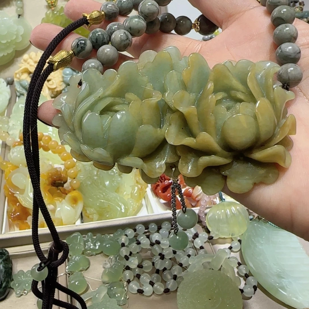 未镶嵌蛇纹石玉吊坠