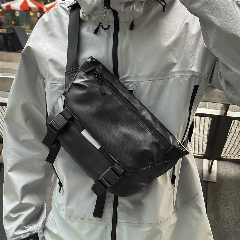 男士斜挎包百搭时尚潮流单肩包大容量多功能通勤休闲邮差包胸包