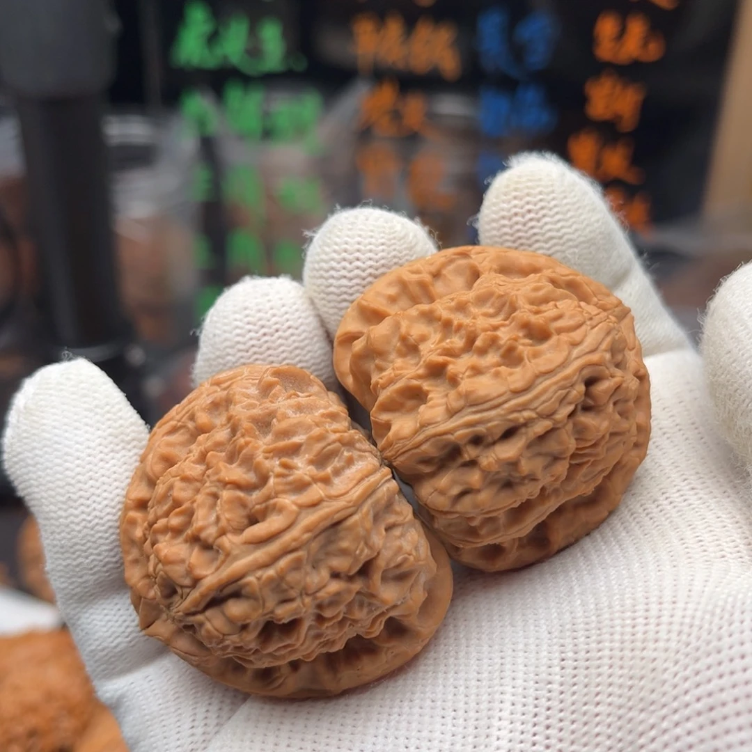 文玩核桃吊坠三角白