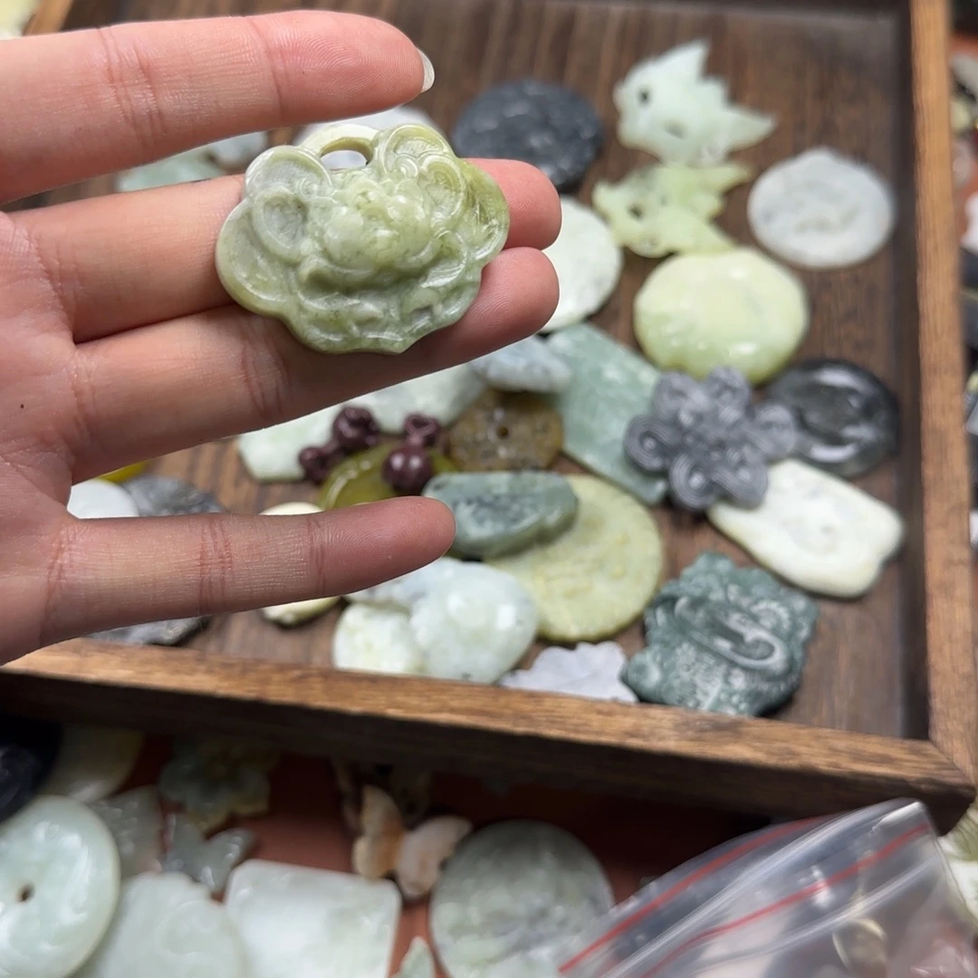 哇****未镶嵌蛇纹石玉颈饰荷花锁