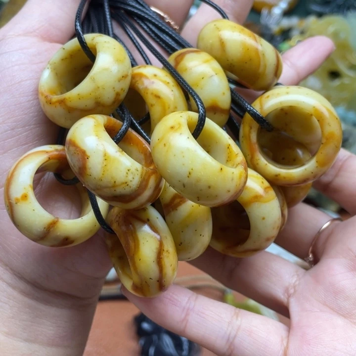 蛇纹石玉未镶嵌吊坠