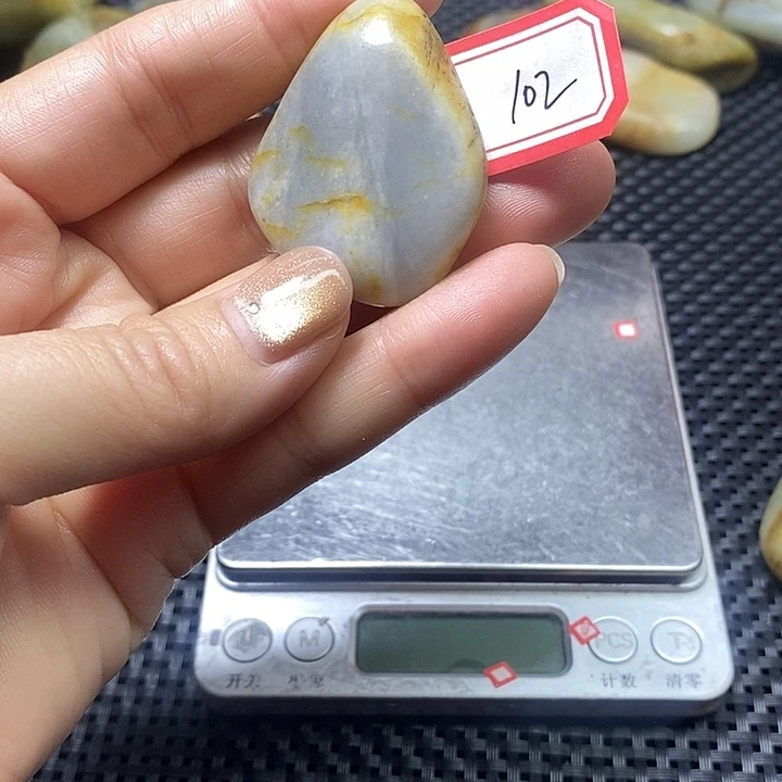 羽***尘和田玉未镶嵌珠宝奇石102